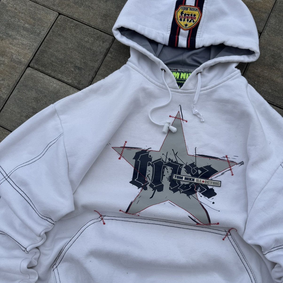 Japanese Brand Vintage Tom Nixx Crazy Rare Hoodie Central Logo Boxy 90s Size US L / EU 52-54 / 3 - 6 Thumbnail