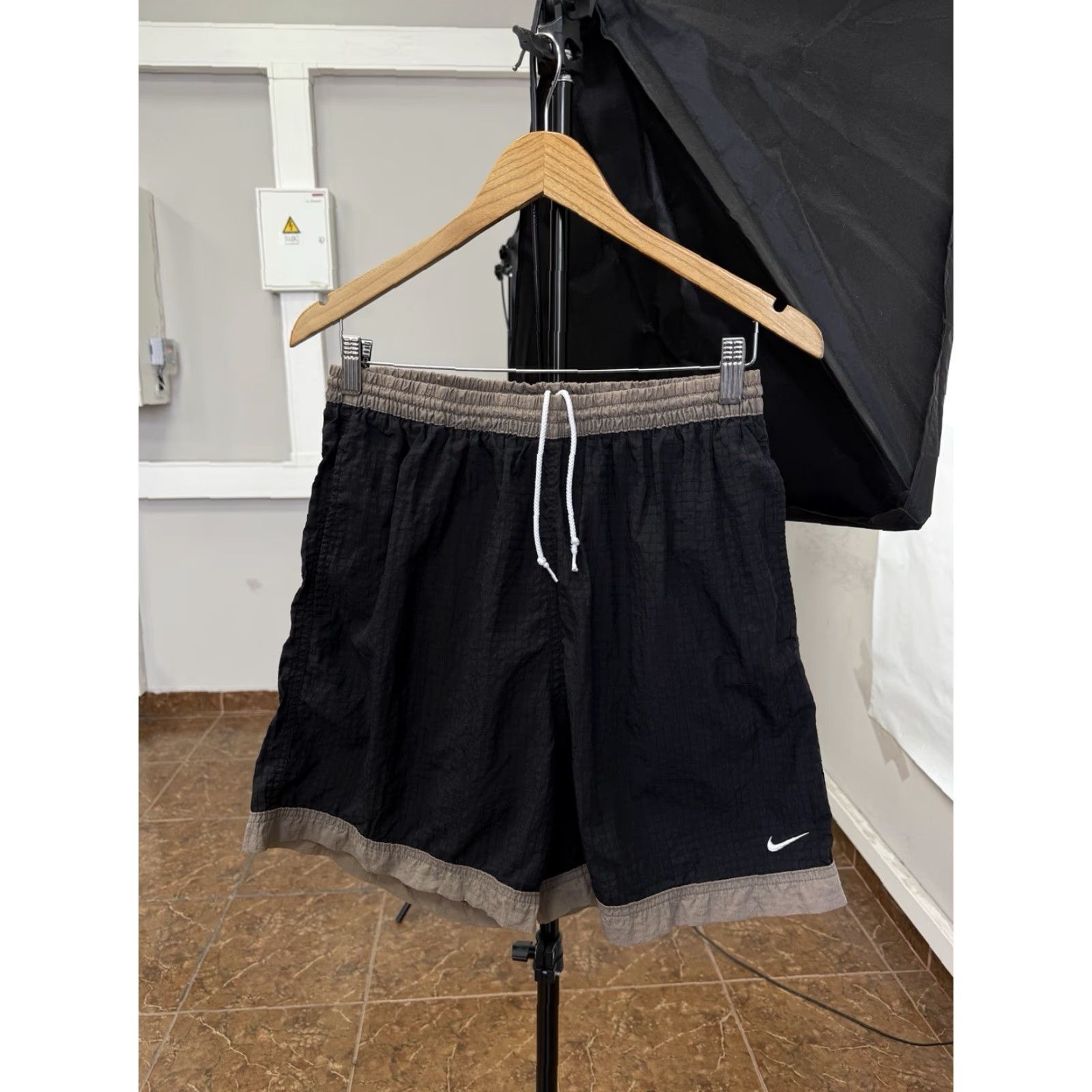 Nike VINTAGE Nike Nylon Shorts Mens 90s Black L Athletic Rare Retro Hype Y2K Size US 33 - 2 Thumbnail