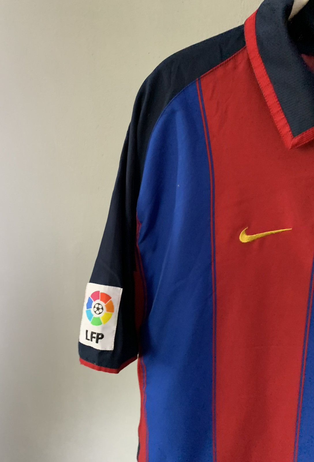 Nike Barcelona 2003-2004 Home Nike Vintage #10 Ronaldinho Size-XL Size US XL / EU 56 / 4 - 2 Thumbnail