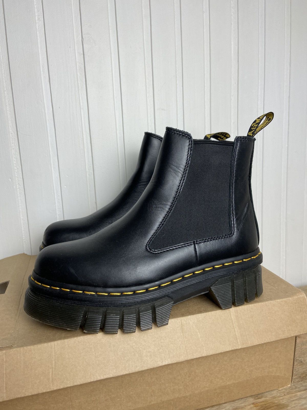 Dr. Martens Used Dr Martens Audrick Chelsea Leather Black Size 9US Size US 9 / IT 39 - 1 Thumbnail