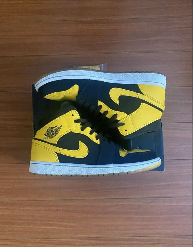 Jordan Brand AIR JORDAN 1 RETRO MID “NEW LOVE” (2017) Size US 9 / EU 42 - 4 Thumbnail