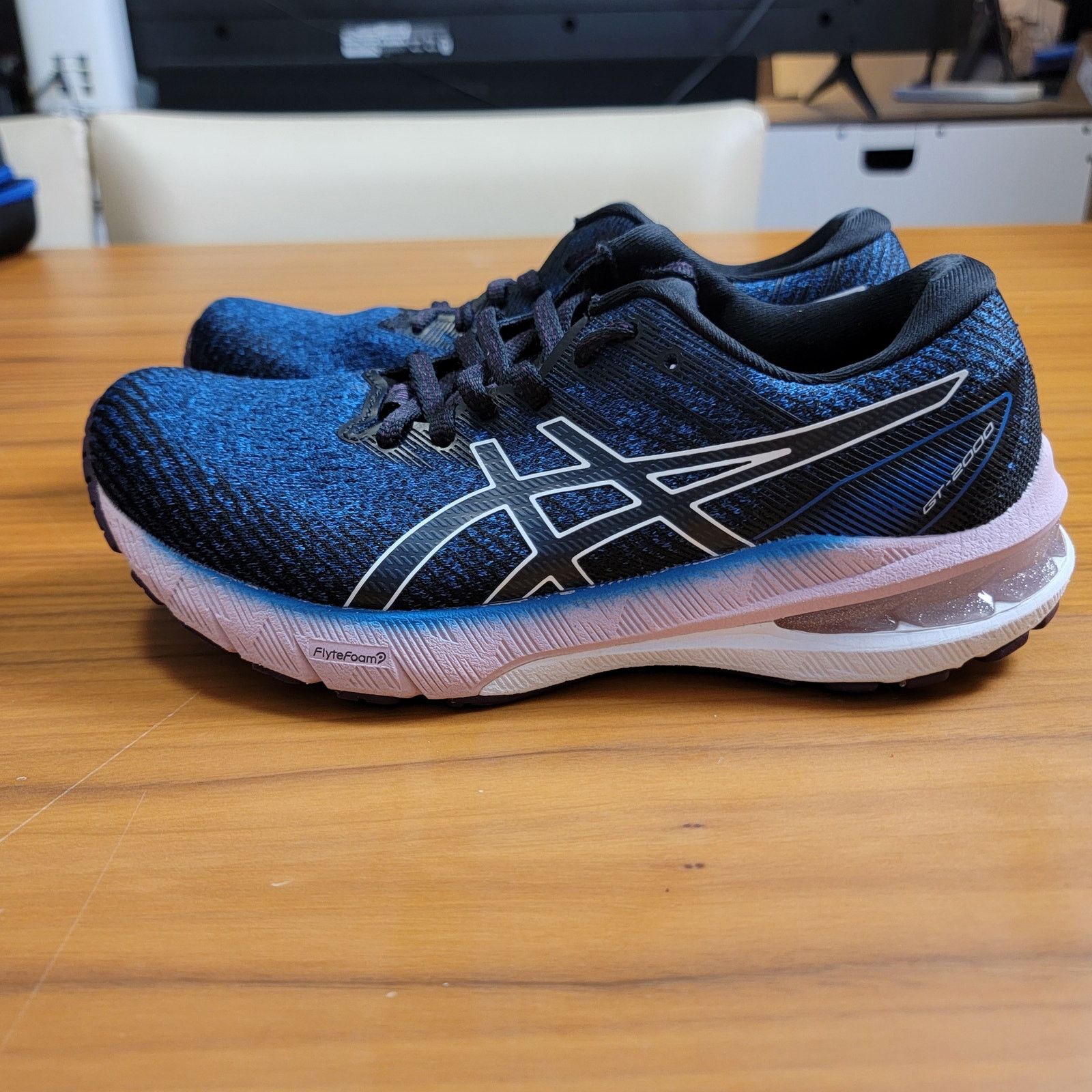 Asics ASICS Wmns GT 2000 10 Lake Drive White Sz 7.5 1012B045 402 Size US 7.5 / IT 37.5 - 2 Thumbnail