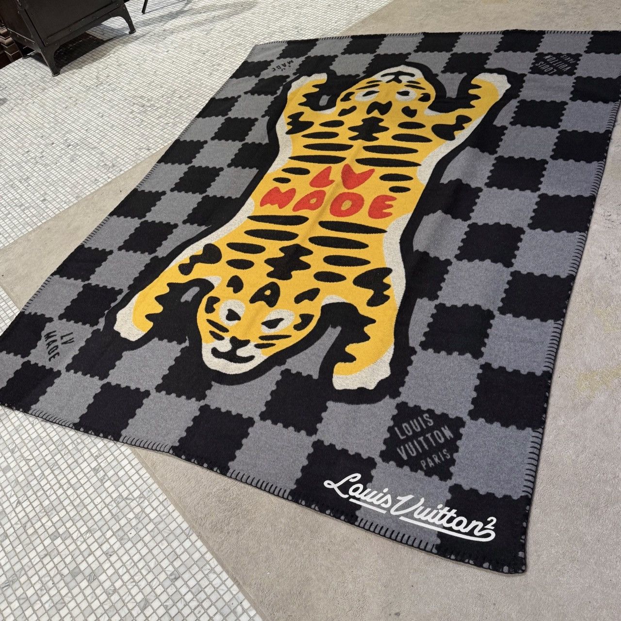 Louis Vuitton × Nigo Louis Vuitton x Nigo LV Made Damier Tiger Wool Throw Blanket Size ONE SIZE - 7 Thumbnail