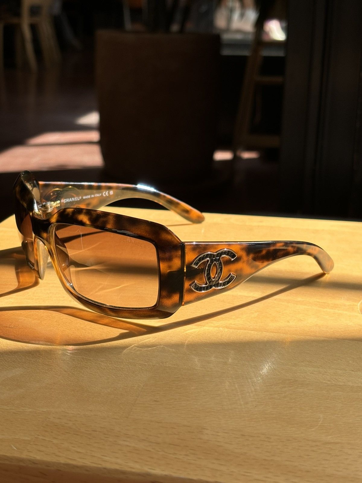 Chanel CC Vintage Logo Mother of Pearl Sunglasses 6022-Q Brown Amber Chanel Brown Mother of Pearl CC Logo Square Frame Sunglasses  main image 3