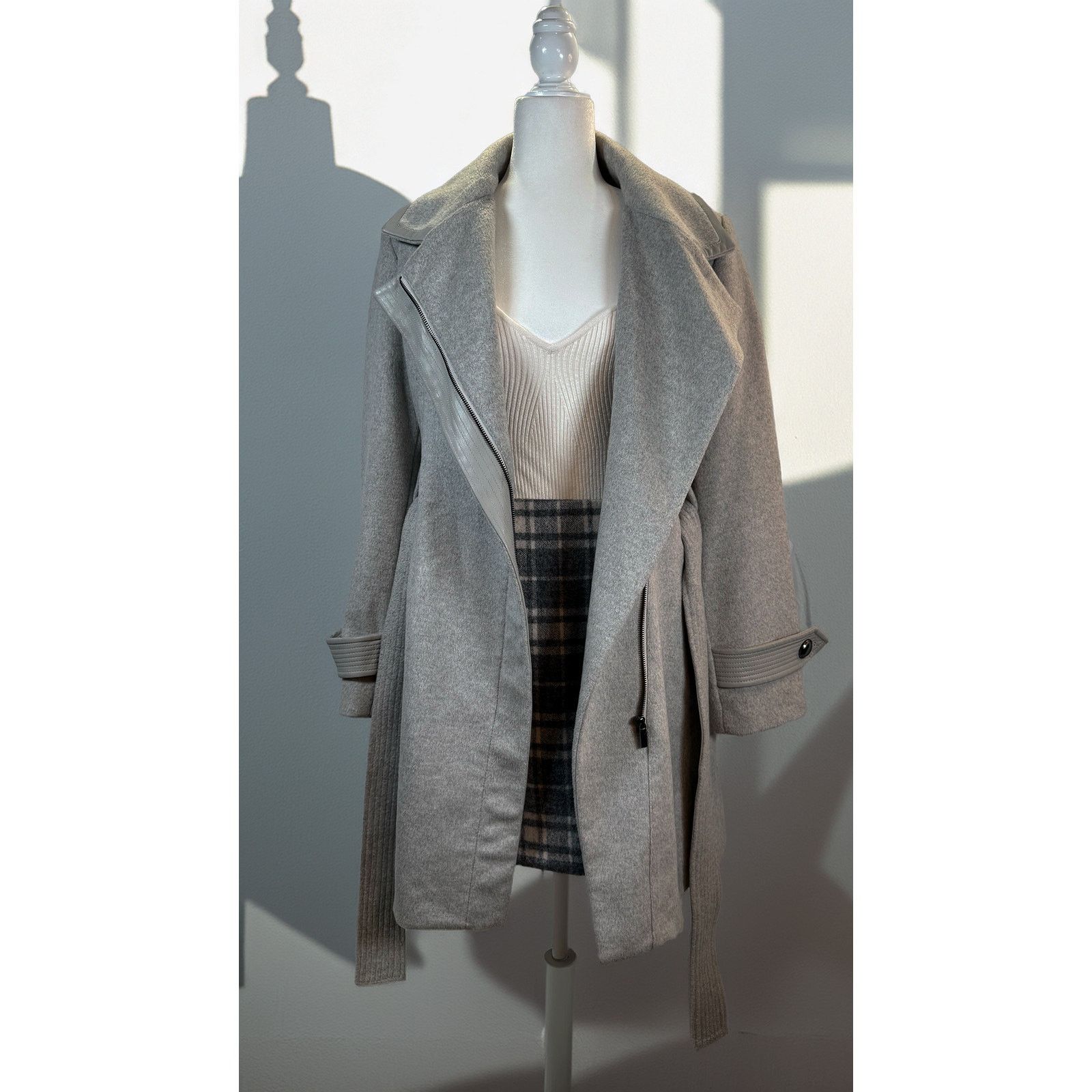 Badgley Mischka THE NEW YORK COAT Size M / US 6-8 / IT 42-44 - 1 Thumbnail