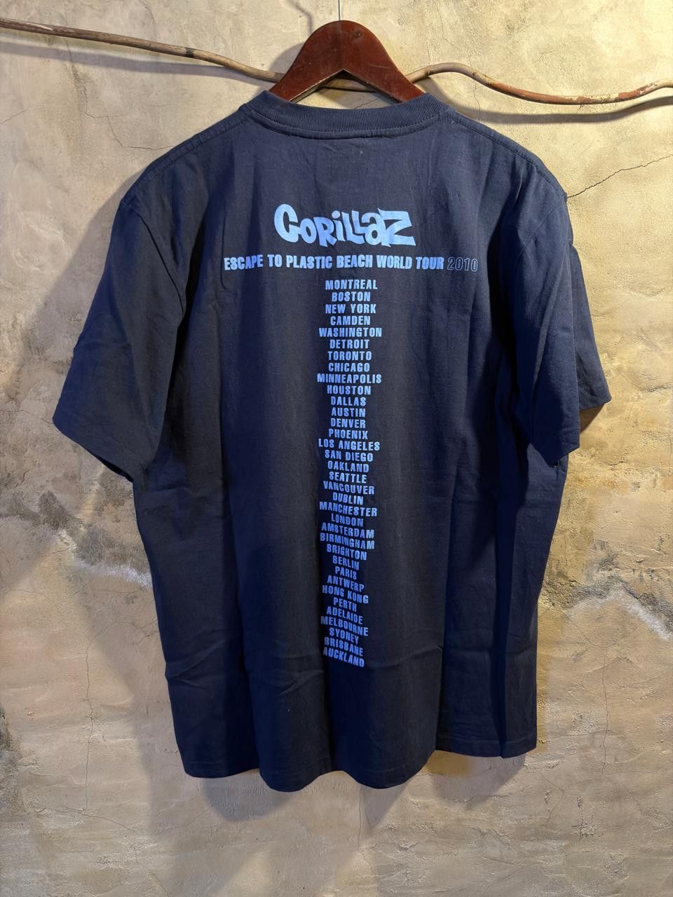Band Tees 🔥RARE🔥 Vintage Gorillaz Plastic Beach Tour T-Shirt Size US L / EU 52-54 / 3 - 3 Thumbnail