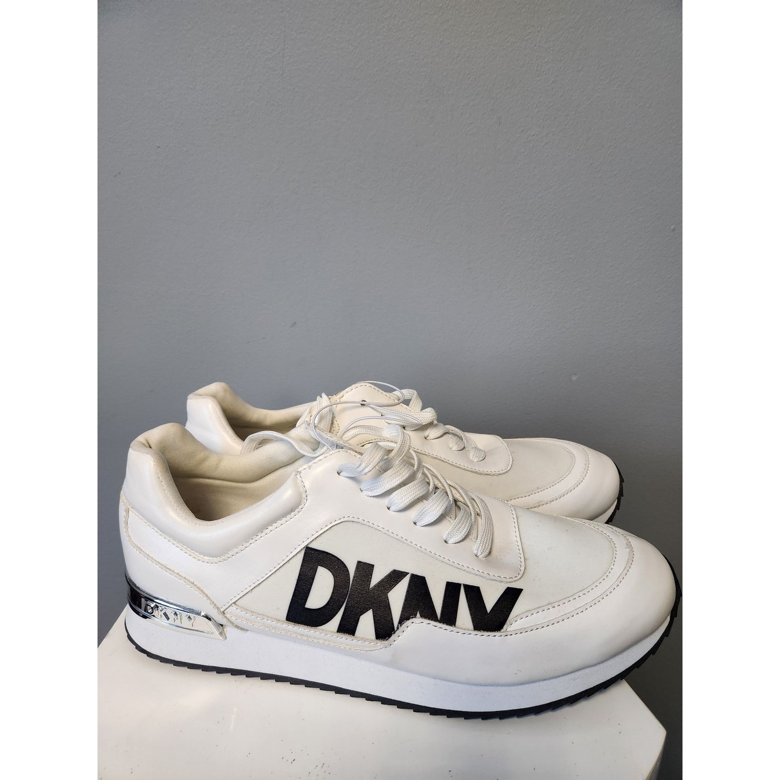 DKNY NWOT DKNY Athletic Sneakers White Size 11 Size US 11 / IT 41 - 5 Thumbnail