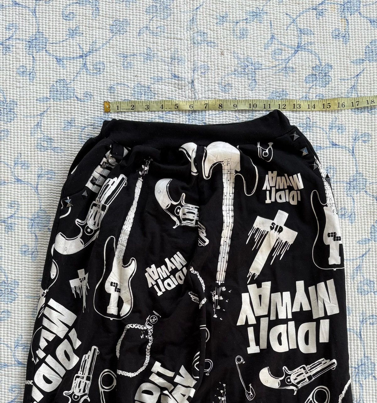 Japanese Brand Lovees Rock Harem Pant Full Print Design Size US 26 / EU 42 - 3 Thumbnail