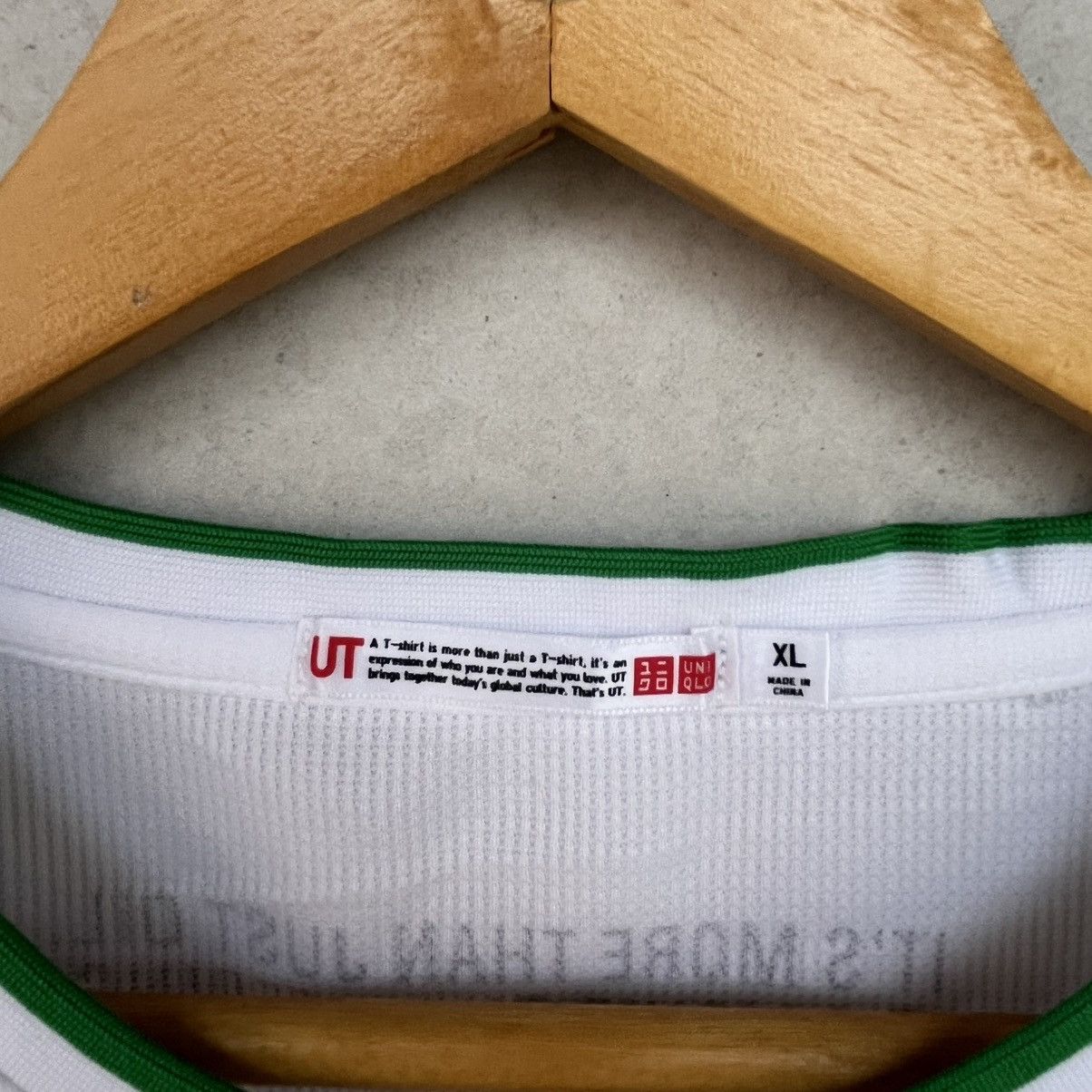Other Vintage UNIQLO White Castrol T-shirt Size XL Size US XL / EU 56 / 4 - 7 Thumbnail