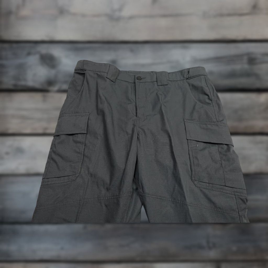 Under Armour Under Armour Pants Mens 42x32 Black Cargo Straight 5-Pocket Relaxed NWT Size US 42 / EU 58 - 1 Thumbnail