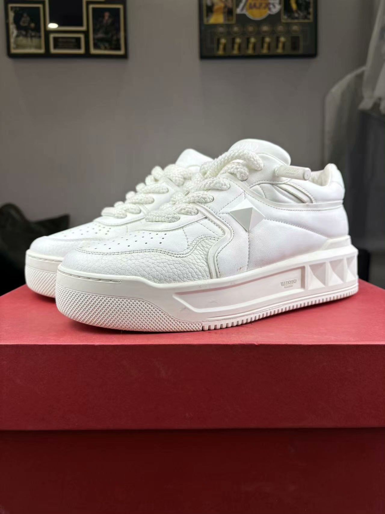 Valentino Valentino White Lowtop Sneakers 41 Women Size US 10 / IT 40 - 1 Thumbnail
