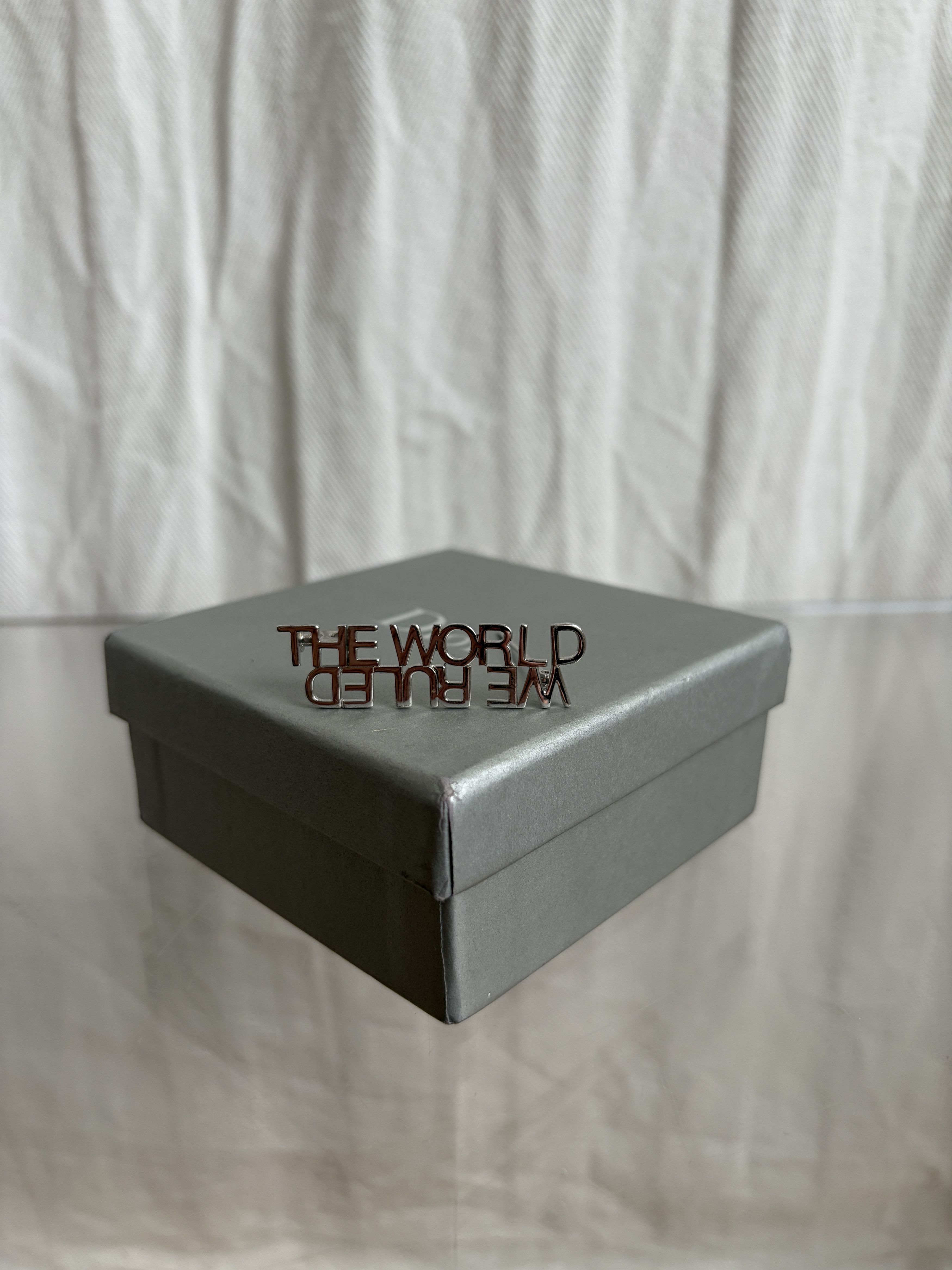 Dior SS06 WE RULE THE WORLD Pin Size ONE SIZE - 1 Thumbnail