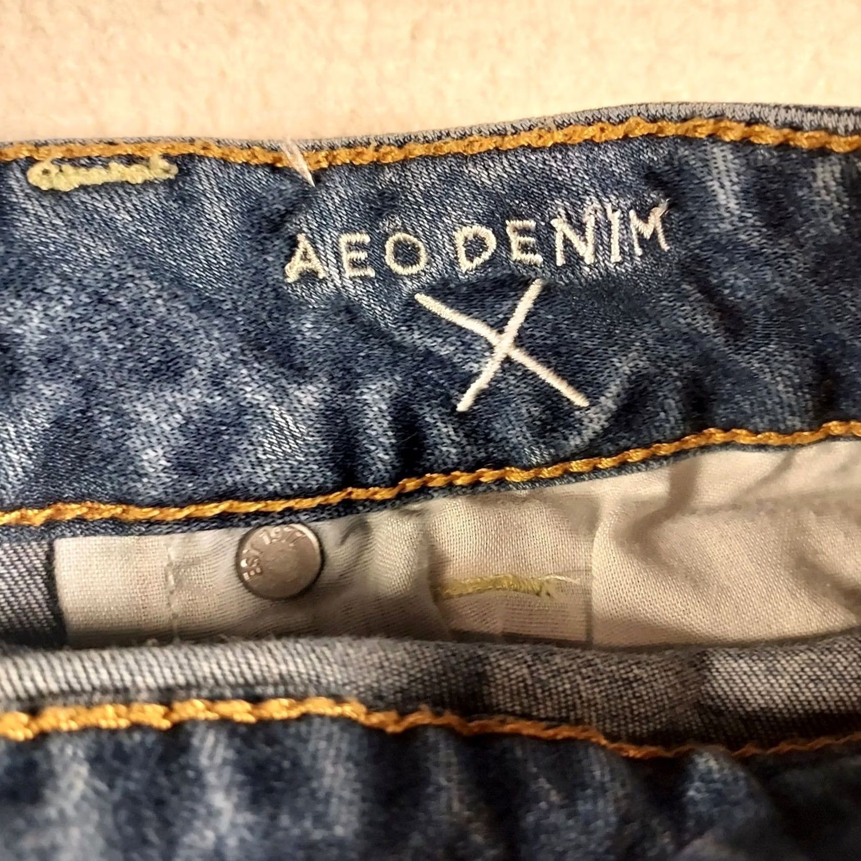 American Eagle Outfitters American Eagle Outfitters Super Stretch Jean Shorts Size 4 Flat Front Zip 4 Inseam Blue Distressed Frayed Hem Women Regular Hi Rise Shortie Shorts Size 27" / US 4 / IT 40 - 5 Thumbnail