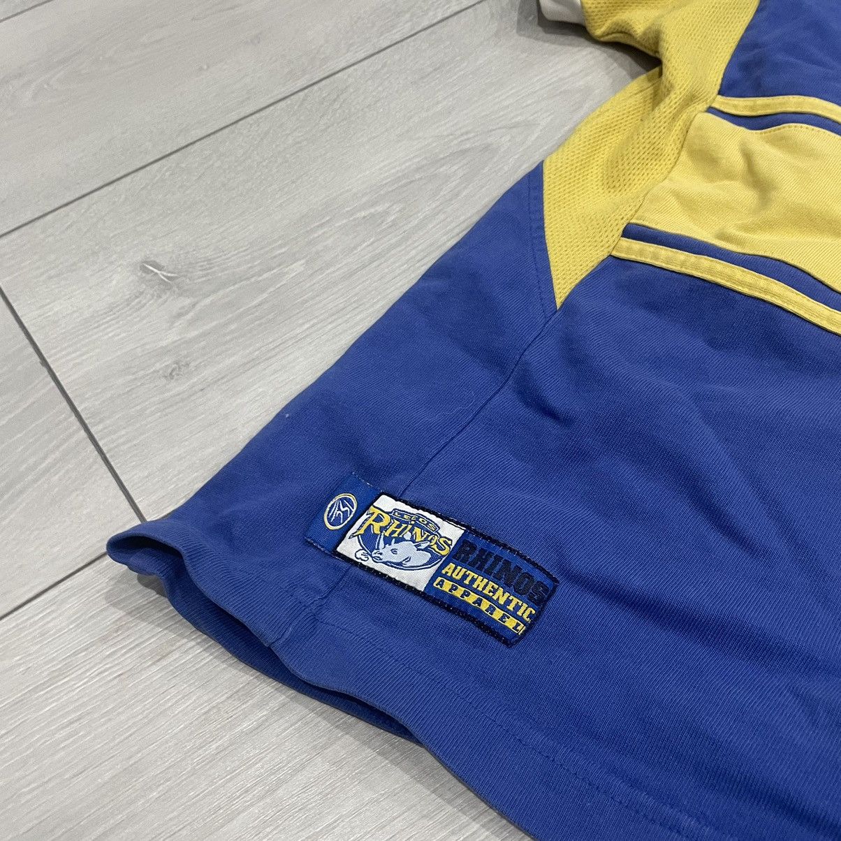 Canterbury of New Zealand 90s LEEDS RHINOS ISC COBBETTS Rugby tee Shirt Jersey jet2 Size US S / EU 44-46 / 1 - 3 Thumbnail