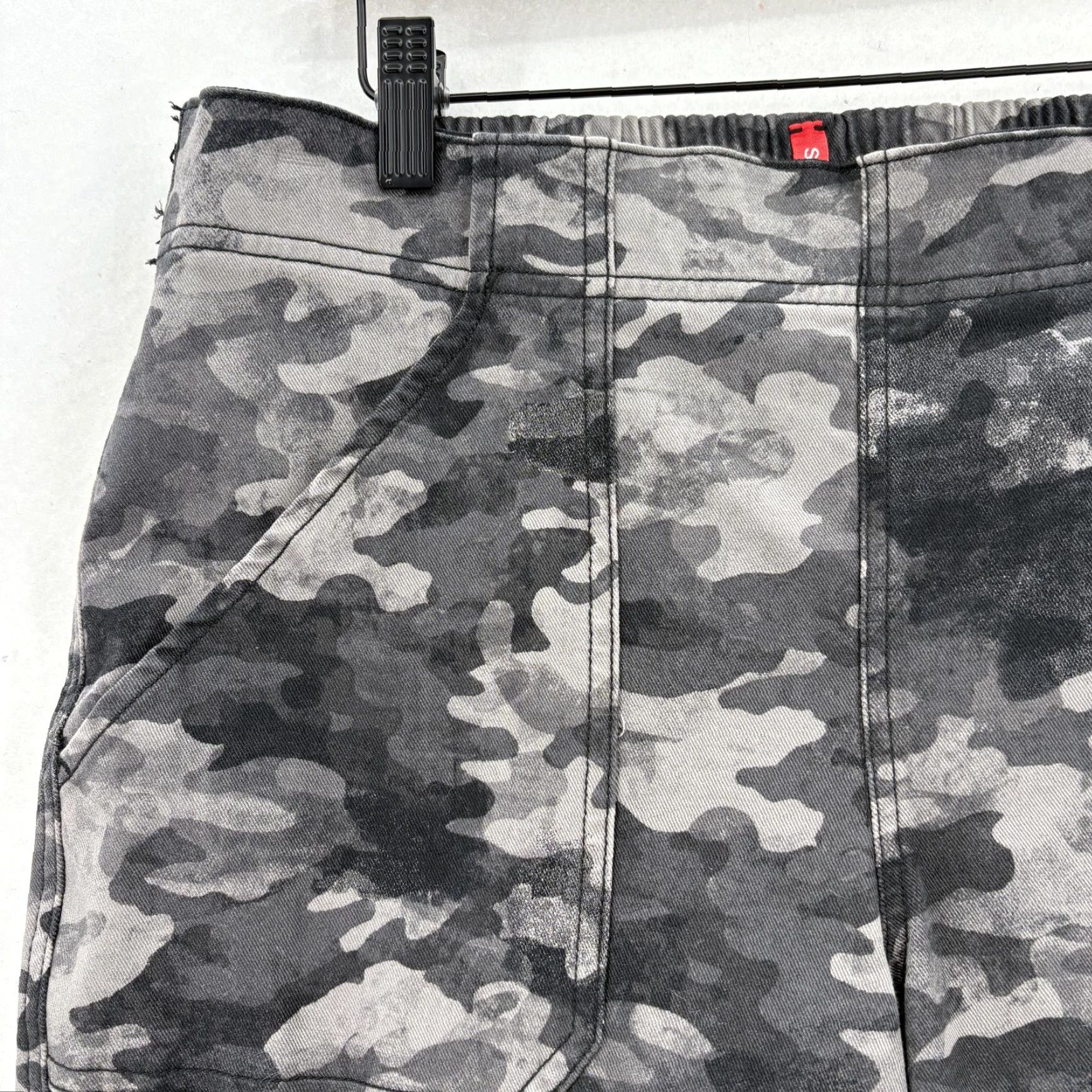 Spanx Spanx Pants Womens XL Gray Camo Stretch Twill Cargo Jogger Pockets Comfort Gym - Jogger Pants - Gray Camouflage Cargo Pants Women XL Spanx Size 40" / US 18 - 3 Thumbnail