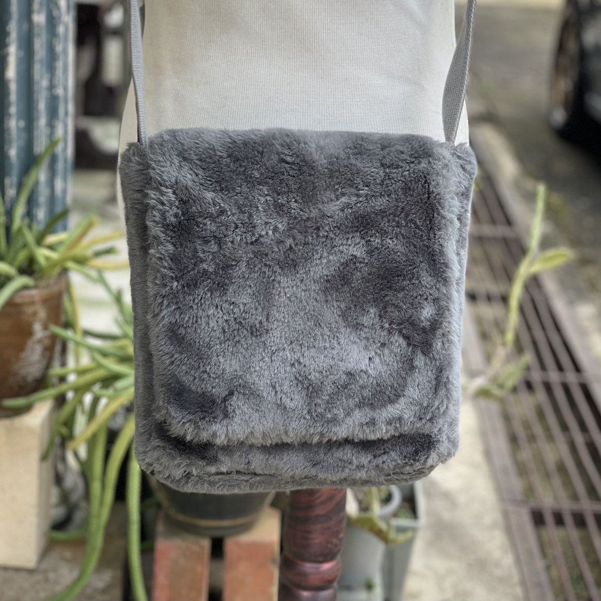 Designer × Japanese Brand × Yohji Yamamoto ❗️RARE ❗️Ined Homme Yohji Yamamoto Japan Furry Crossbody Size ONE SIZE - 2 Thumbnail
