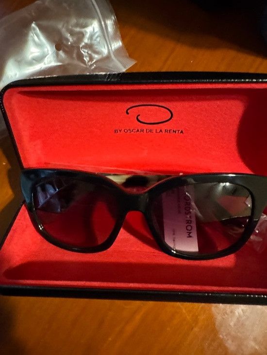 Oscar De La Renta Black Frame Sunglasses with Brown Gradient Lenses Size ONE SIZE - 8 Thumbnail