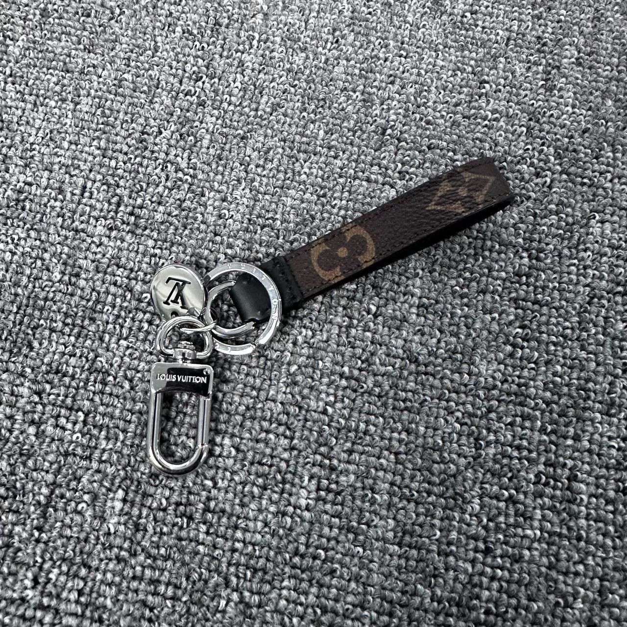 Louis Vuitton Louis Vuitton LV Keychain Size ONE SIZE - 1 Thumbnail