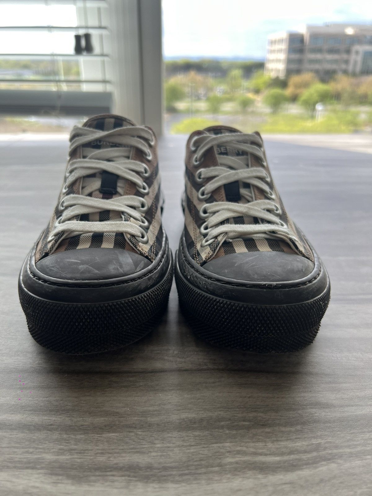 Burberry $650 Burberry Check Low Canvas Sneaker Size 6 Womens (EU 36) Size US 6 / IT 36 - 6 Thumbnail