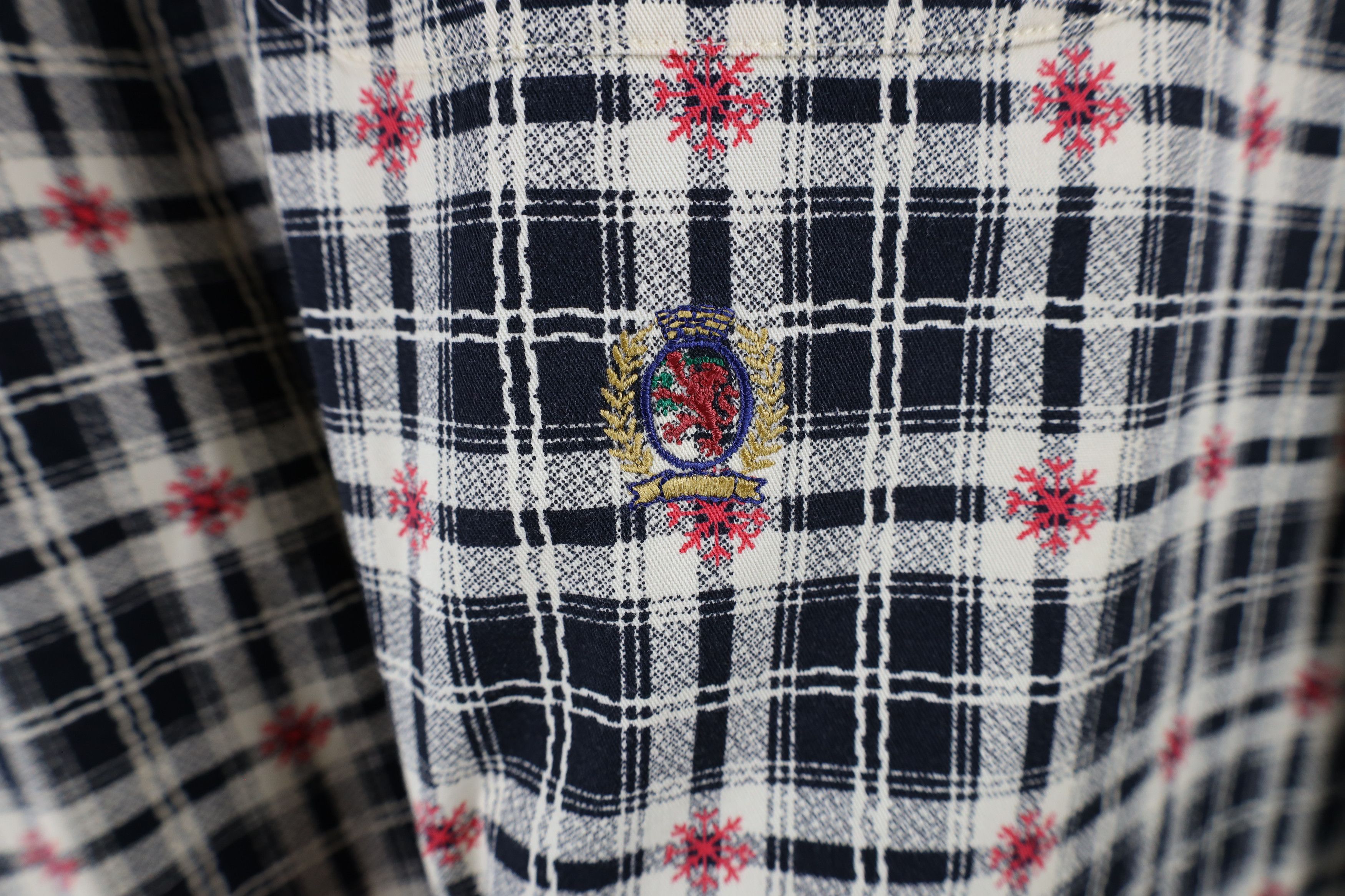 Tommy Hilfiger × Vintage Vintage 90s Tommy Hilfiger Snowflake Button Down Shirt Plaid Size US L / EU 52-54 / 3 - 4 Thumbnail
