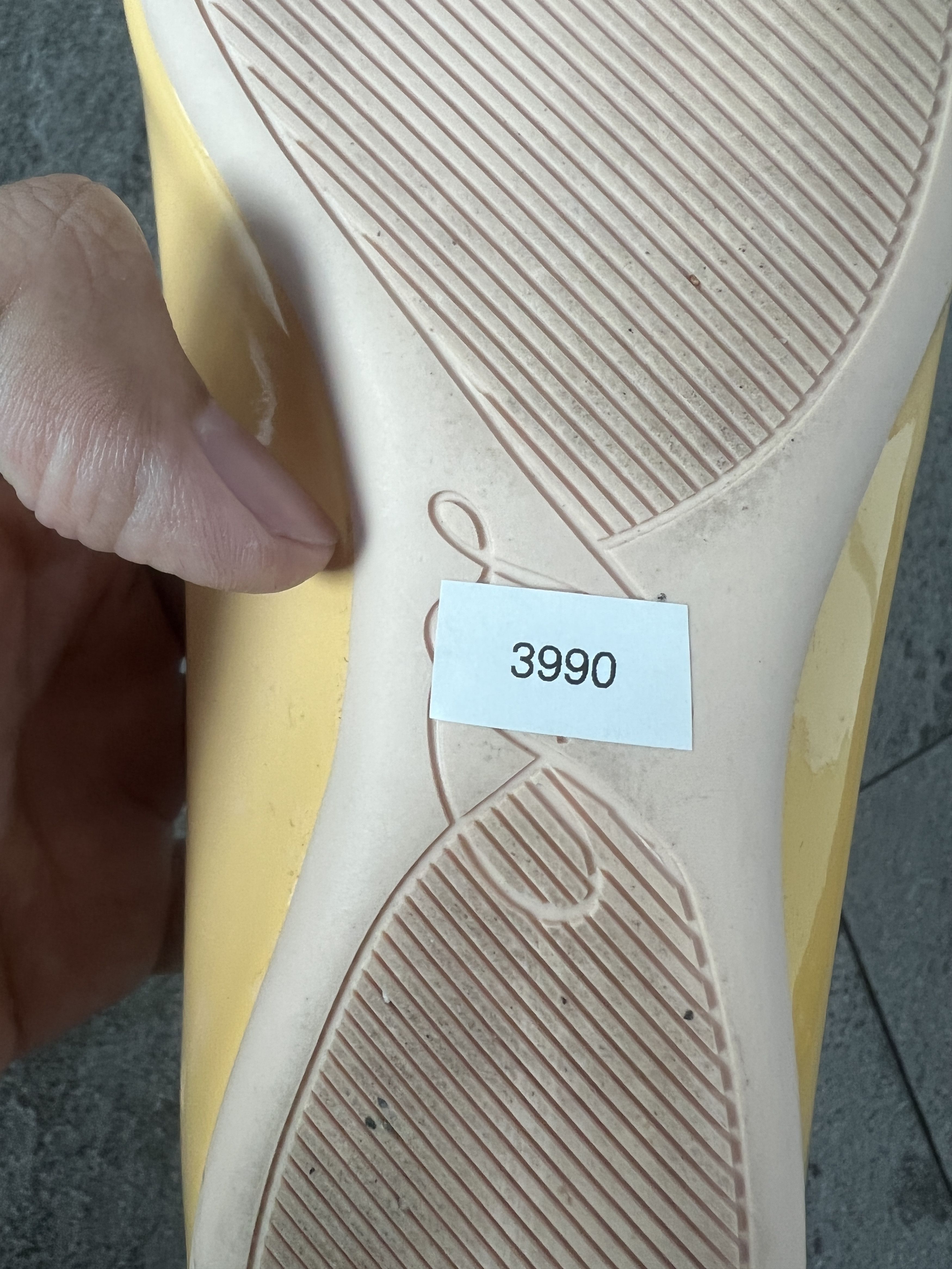 Roger Vivier Roger Vivier Gommette Patent Flats Yellow Size US 4.5 / IT 34.5 - 8 Thumbnail
