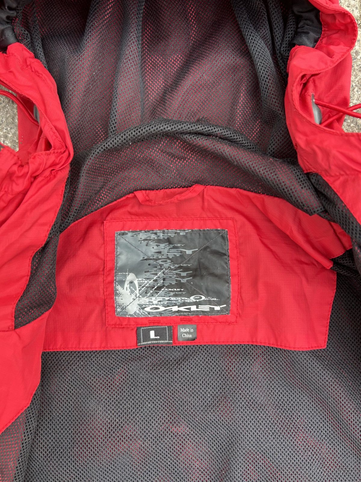 Oakley Oakley Vintage red Hooded Windbreaker Jacket Nylon Jacket Size US L / EU 52-54 / 3 - 11 Thumbnail