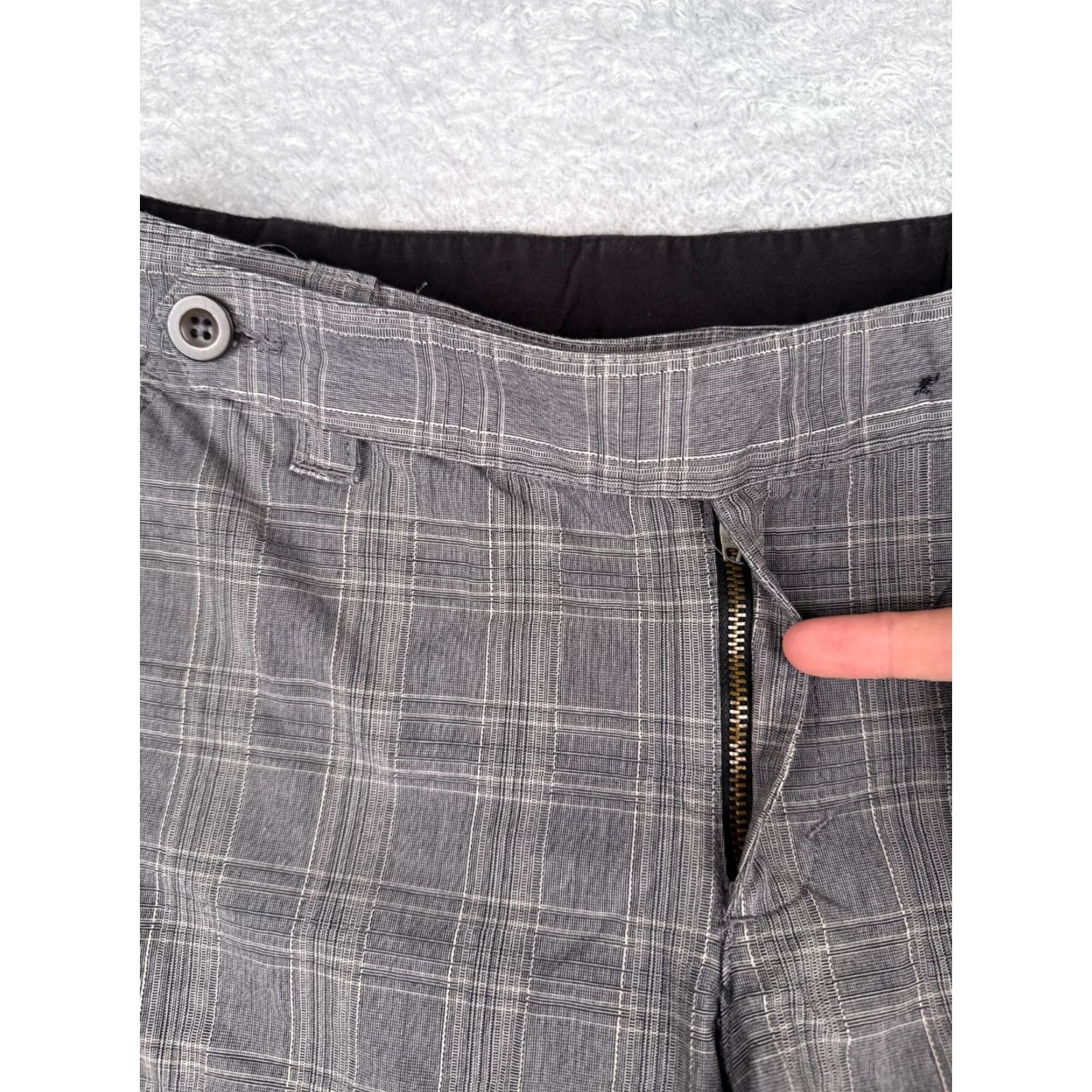 The North Face The North Face Shorts Womens 10 Gray Plaid 100% Cotton Golf Hiking 32x11 Women Shorts Casual Activewear 90s? Size 32" / US 10 / IT 46 - 6 Thumbnail