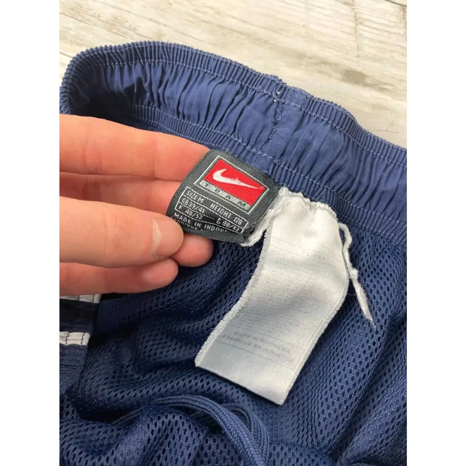 Nike VINTAGE Nike Track Pants Men Size M Blue Nylon Striped Swoosh Size US 31 - 7 Thumbnail