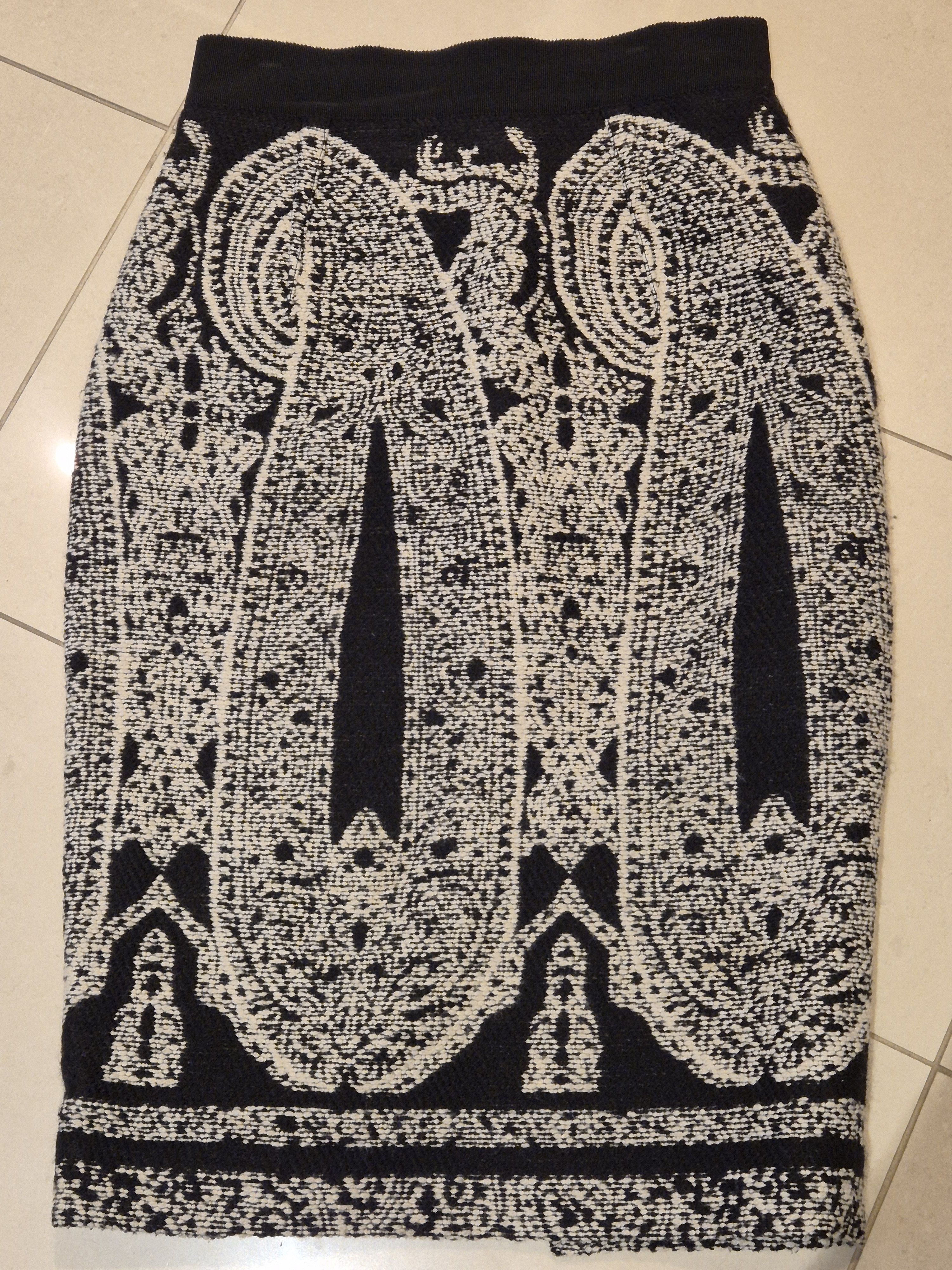 Giambattista Valli Woollen paisley design straight skirt Size 27" / US 4 / IT 40 - 1 Thumbnail