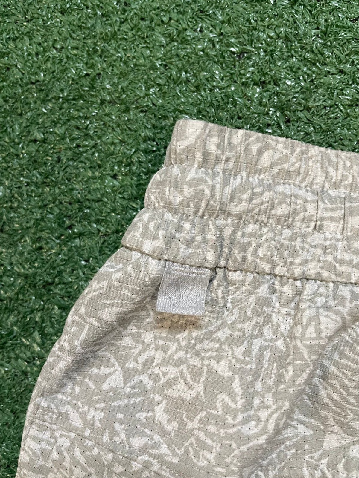Lululemon Lululemon Bowline grey and white pattern shorts Size US 32 / EU 48 - 3 Thumbnail