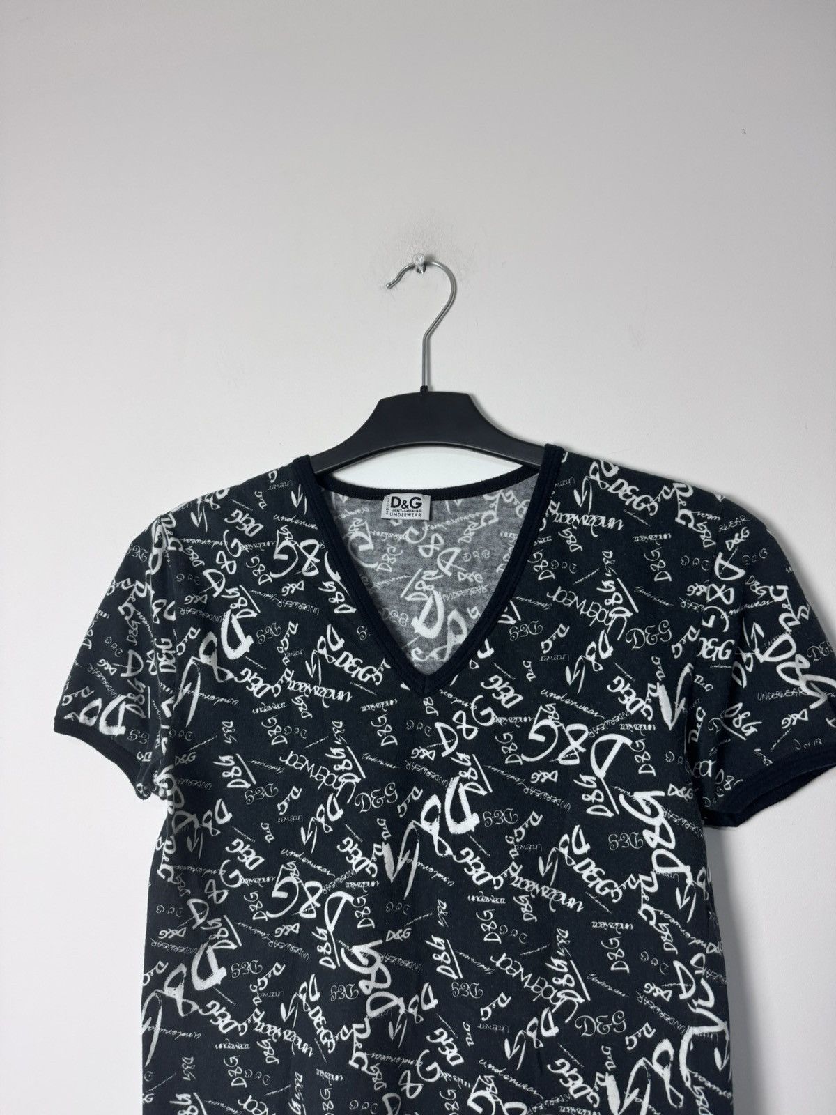 Dolce & Gabbana 00s D&G Allover Monogram V-Neck Tee archive Luxury Designer Size M / US 6-8 / IT 42-44 - 2 Thumbnail