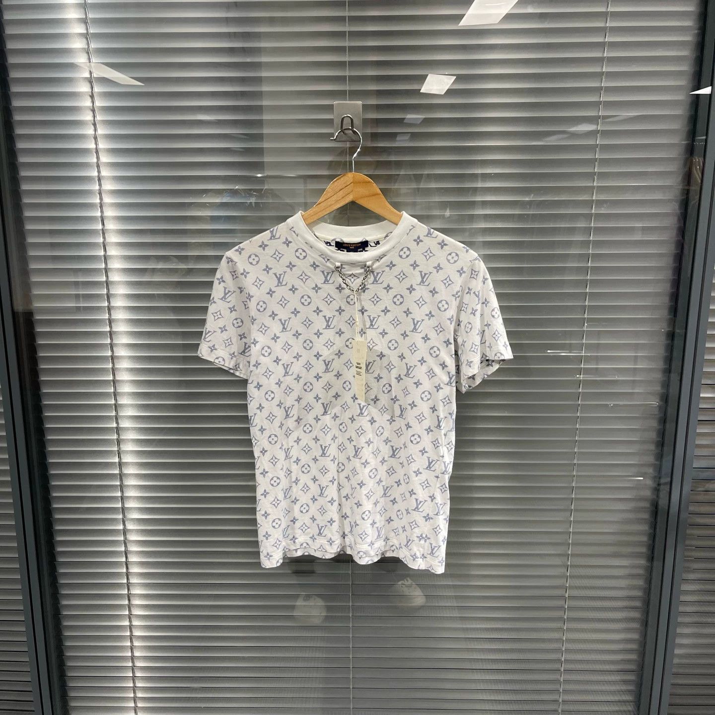 Louis Vuitton LV White Blue Monogram Neck Chain Short Tee XS Size XS / US 0-2 / IT 36-38 - 1 Thumbnail