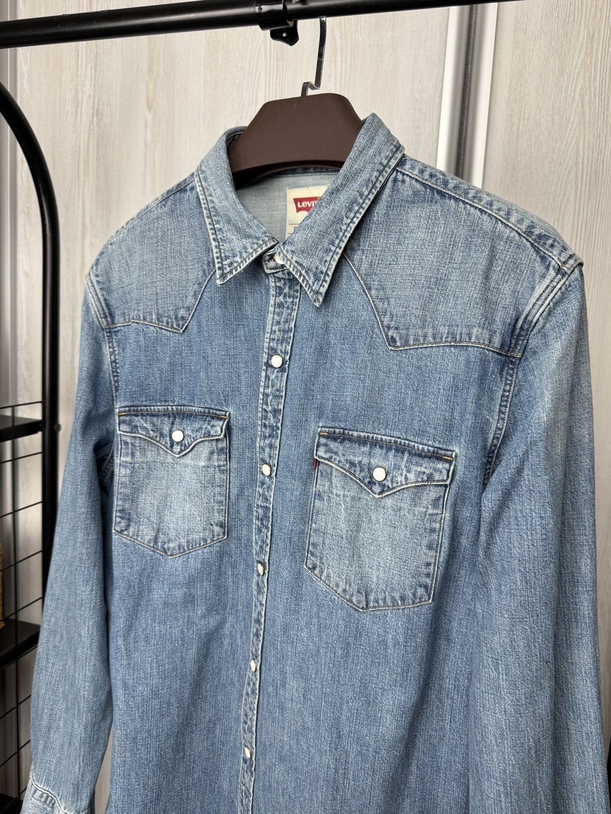 Levi's Levi’s blue denim faded long sleeve shirt Size US XL / EU 56 / 4 - 5 Thumbnail