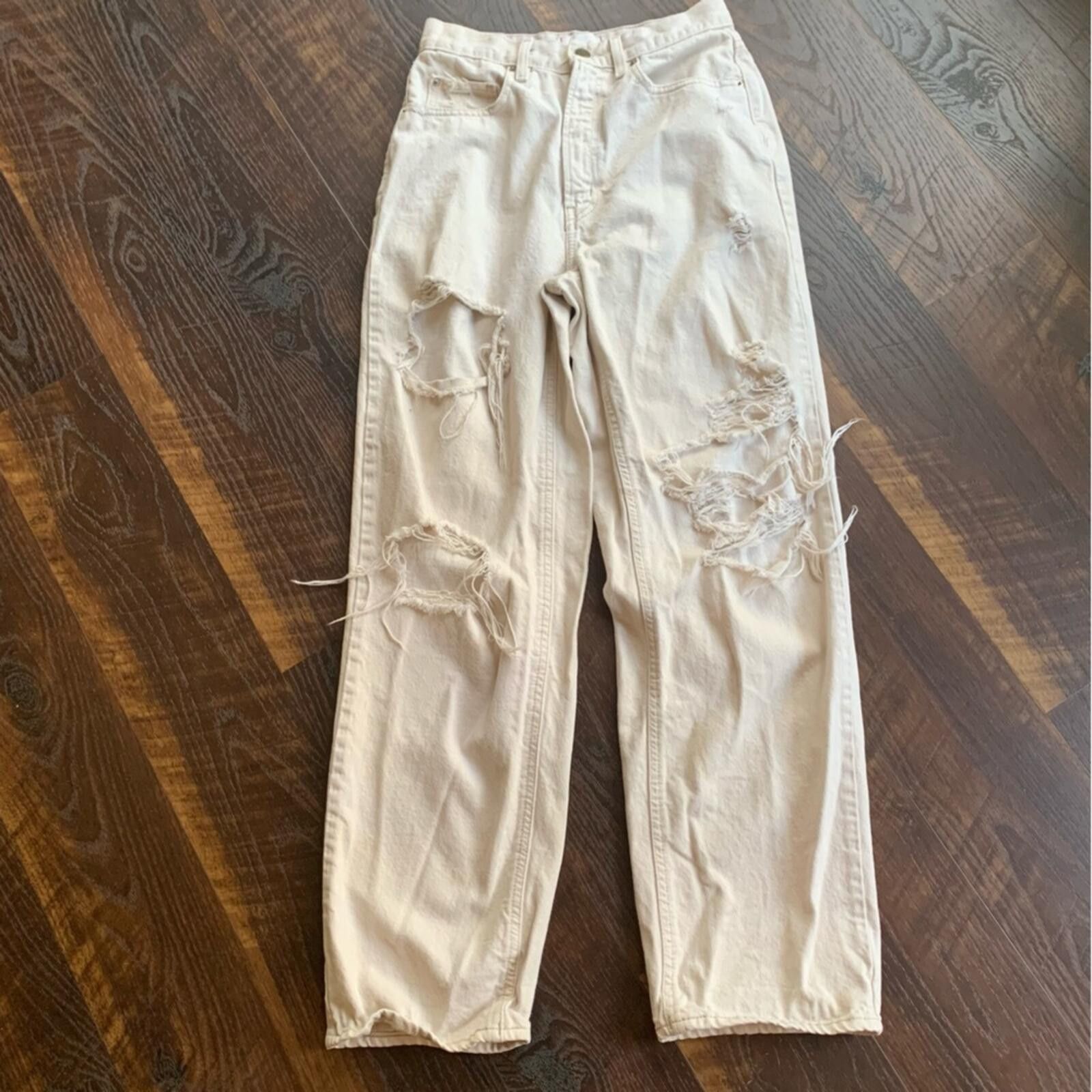 Bdg BDG High-Rise Distressed Jeans in Off-White Size 27" / US 4 / IT 40 - 2 Thumbnail