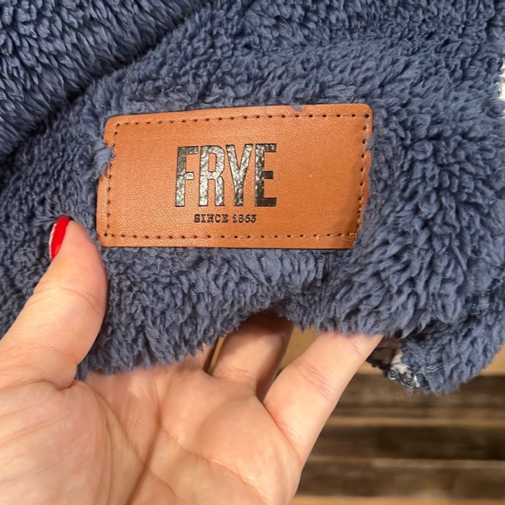 Frye NWT Sherpa Blanket Throw Reversible white Blue 50 x 60