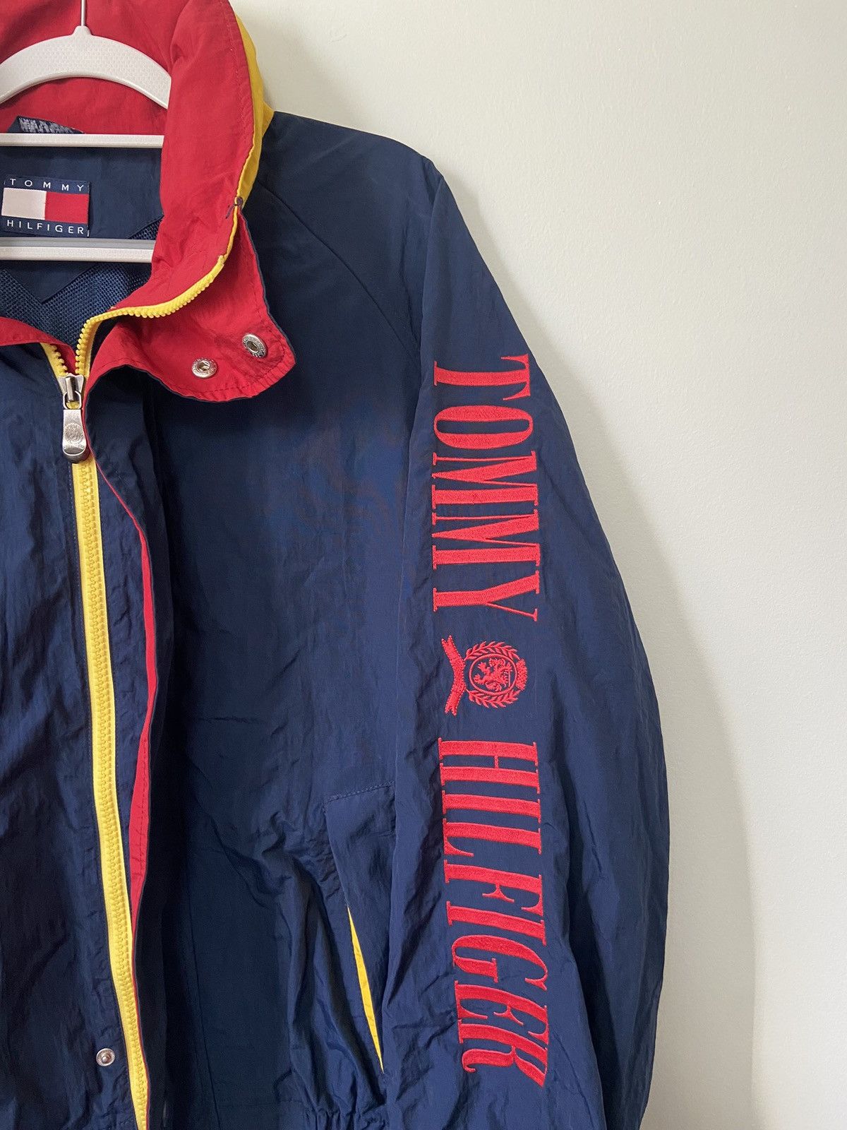 Tommy Hilfiger 1990s Tommy Hilfiger Sailing Spellout Windbreaker Jacket Size US L / EU 52-54 / 3 - 2 Thumbnail