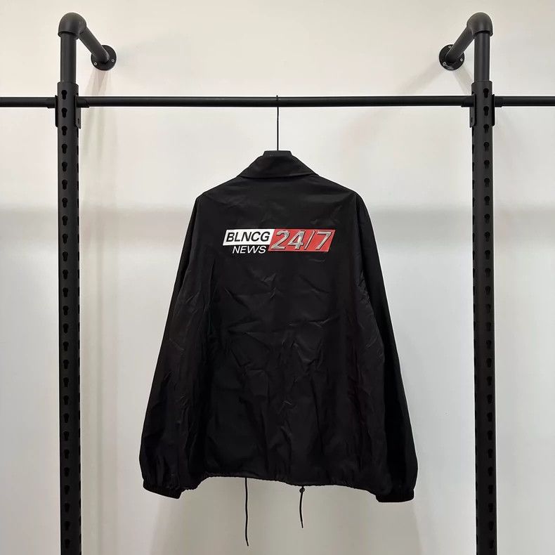 Balenciaga Balenciaga SS 20 24/7 News logo printed nylon coach jacket Size US M / EU 48-50 / 2 - 2 Thumbnail