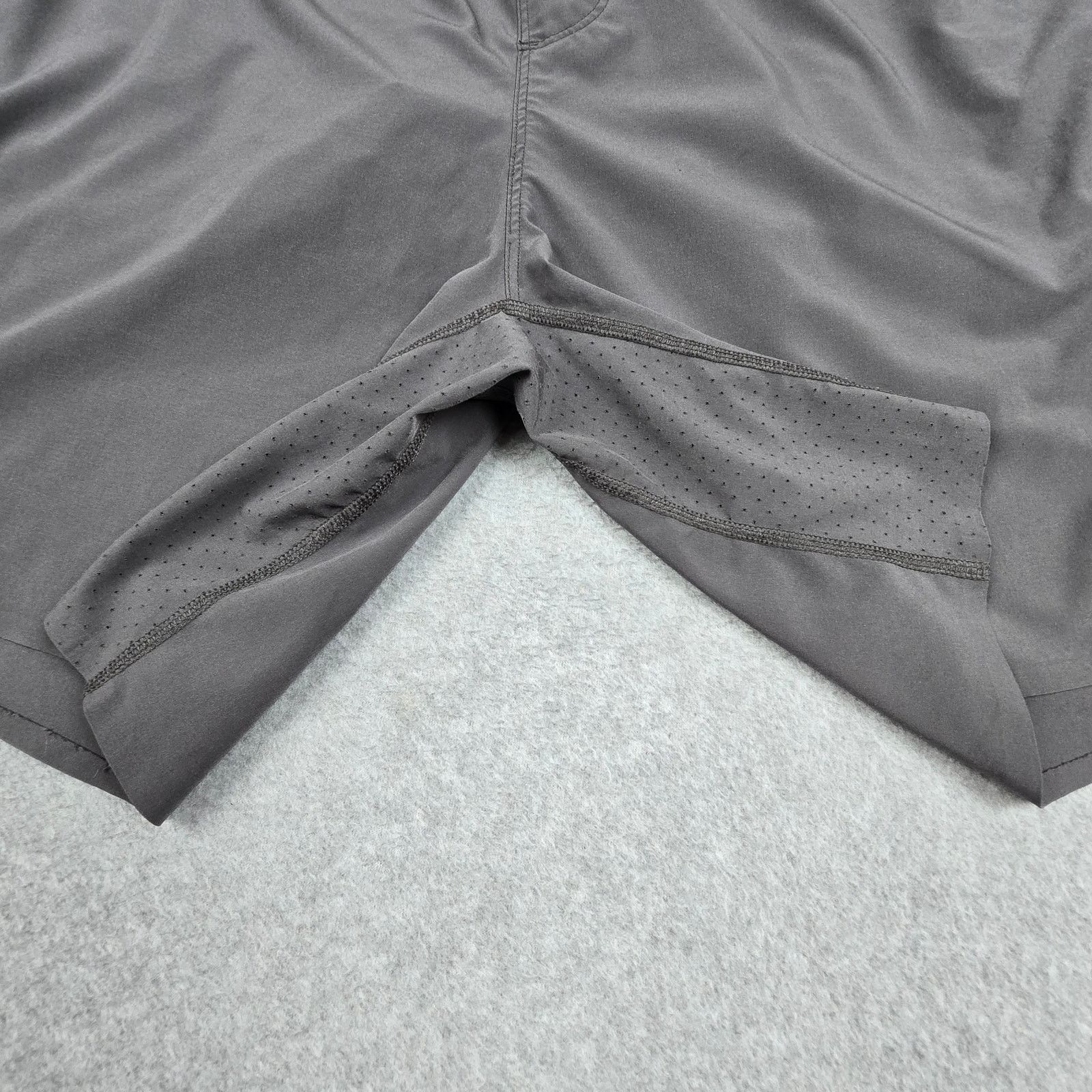 Rhone Rhone Medium Gray Athletic Shorts Lined Drawstring Pockets Size US 32 / EU 48 - 3 Thumbnail