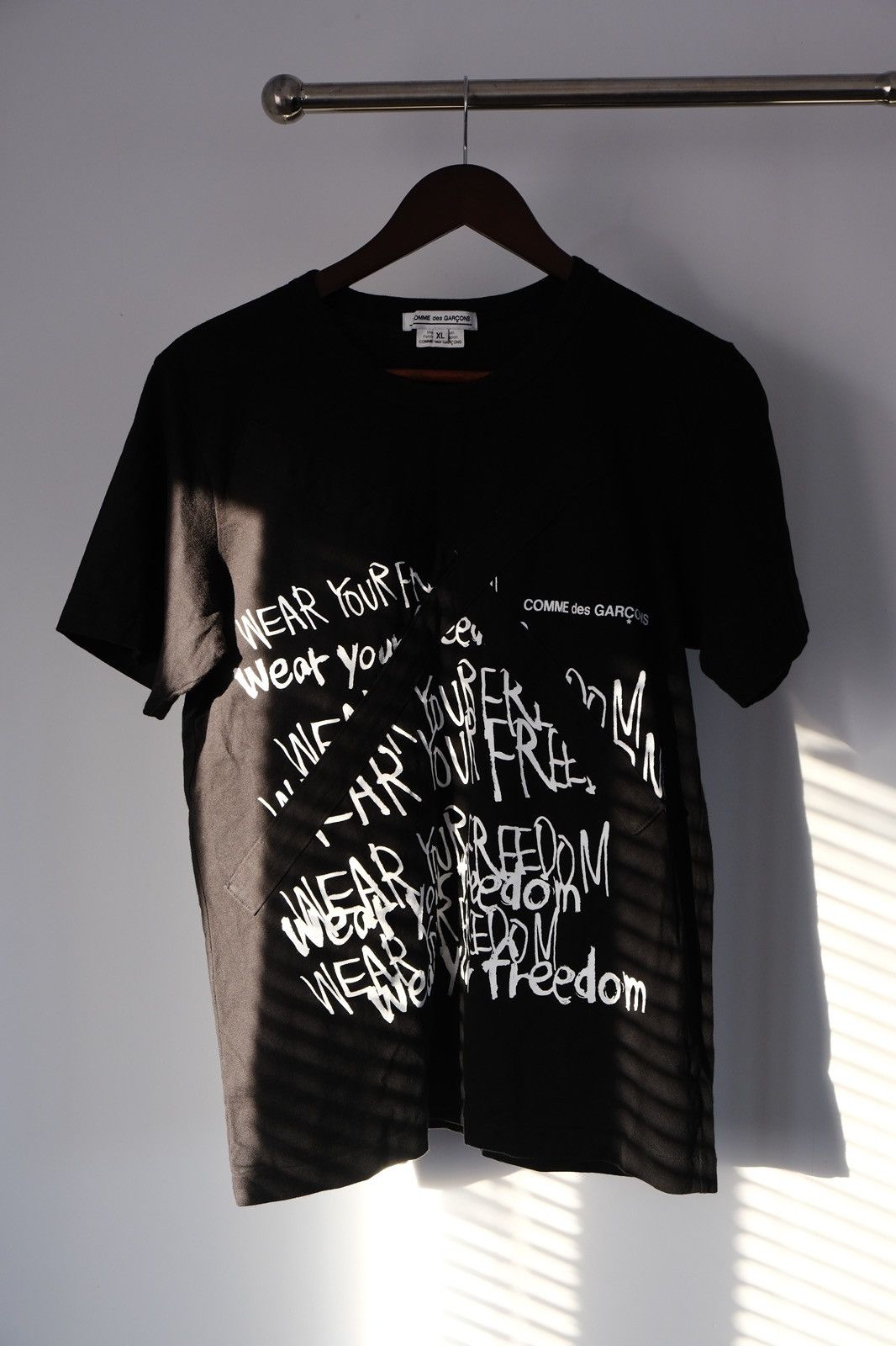 Comme des Garcons Comme Des Garcons AD2021 “Wear Your Freedom” Tee Size US XL / EU 56 / 4 - 2 Thumbnail