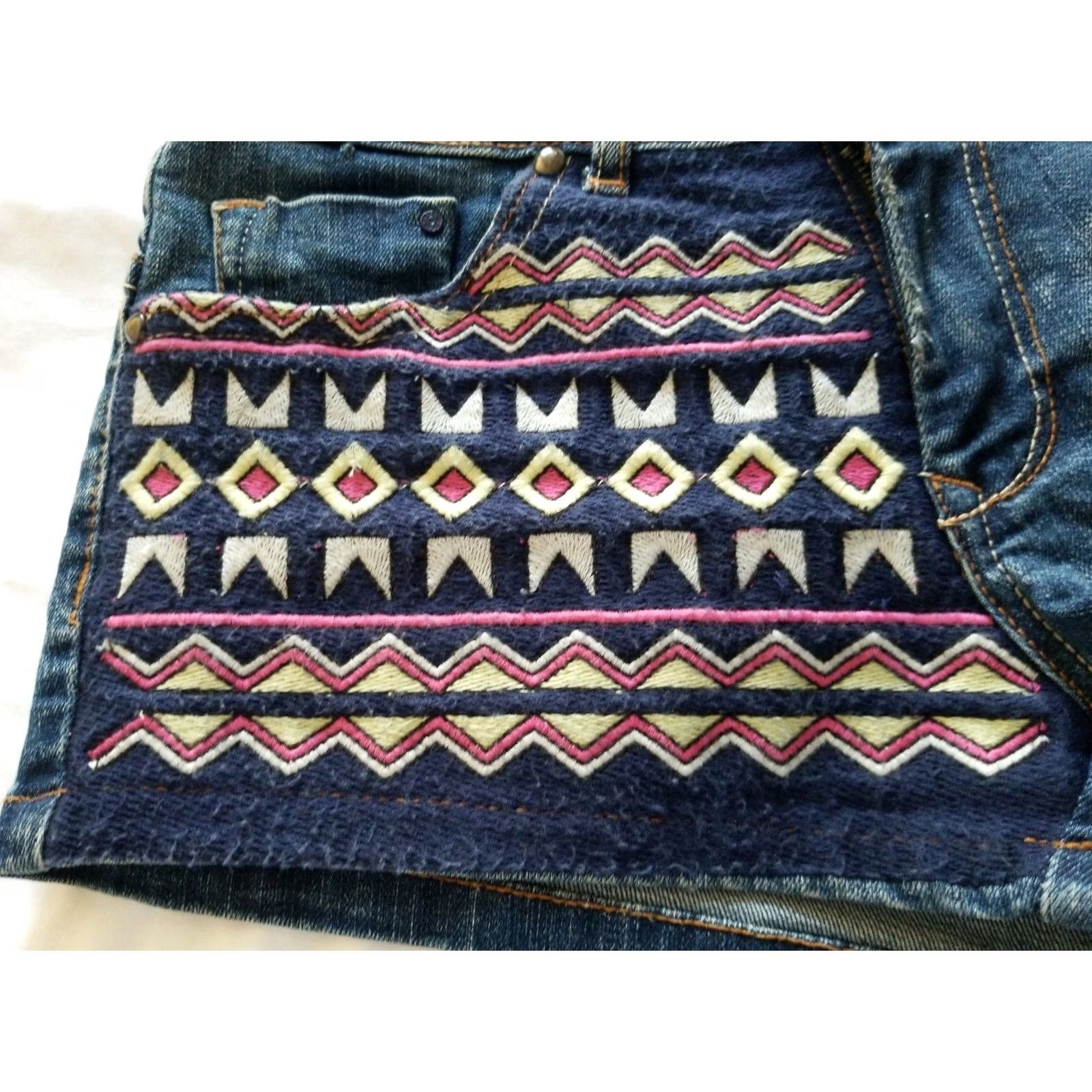 Bershka BERSHKA BSK Denim Collection Women Shorts Embroidered Stud Denim 2in Inseam Blue 28 Regular XS? 34 Eur 6 UK Size 28" / US 6 / IT 42 - 7 Thumbnail