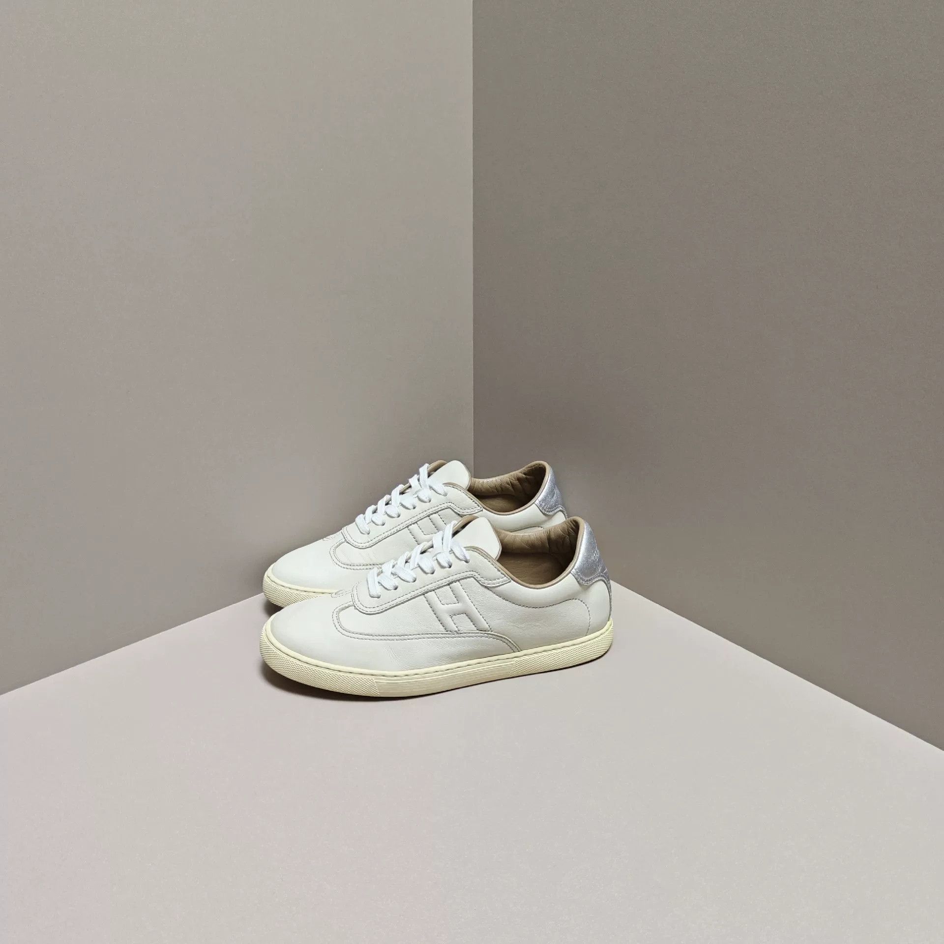 Hermes Hermes Silver Lowtop Sneakers us_6 Women Size US 6 / IT 36 - 1 Thumbnail
