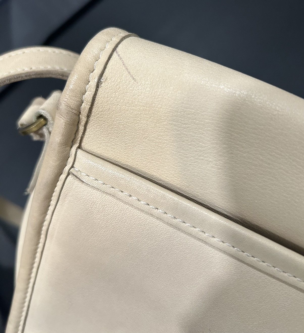 Coach Vtg coach leather lock bag cream rare y2k style ysl louis Size ONE SIZE - 8 Thumbnail