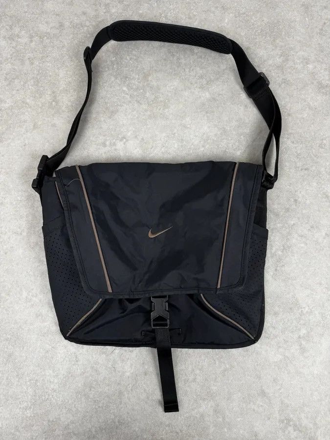 Nike 2000s Nike Black & Red Technical Nylon Crossbag Size ONE SIZE - 1 Thumbnail