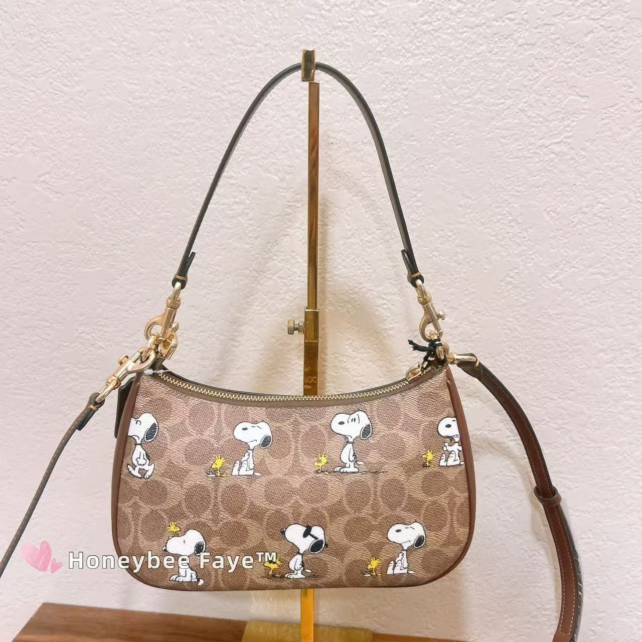 Coach Coach X Peanuts Teri Shoulder Bag With Snoopy Print CBJ88 Size ONE SIZE - 4 Thumbnail