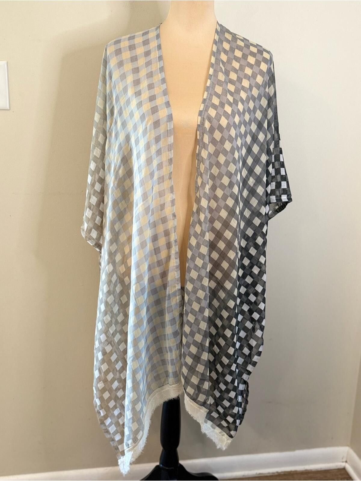 Steve Madden Steve Madden cape shawl coverup neutral checkered OSFM Size ONE SIZE - 1 Thumbnail