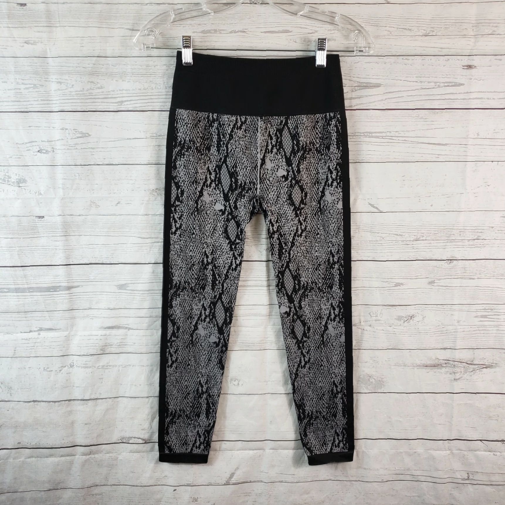 Fabletics Fabletics Womens High Waisted Seamless Snakeskin 7/8 Leggings Sz Small Black Size 28" / US 6 / IT 42 - 3 Thumbnail