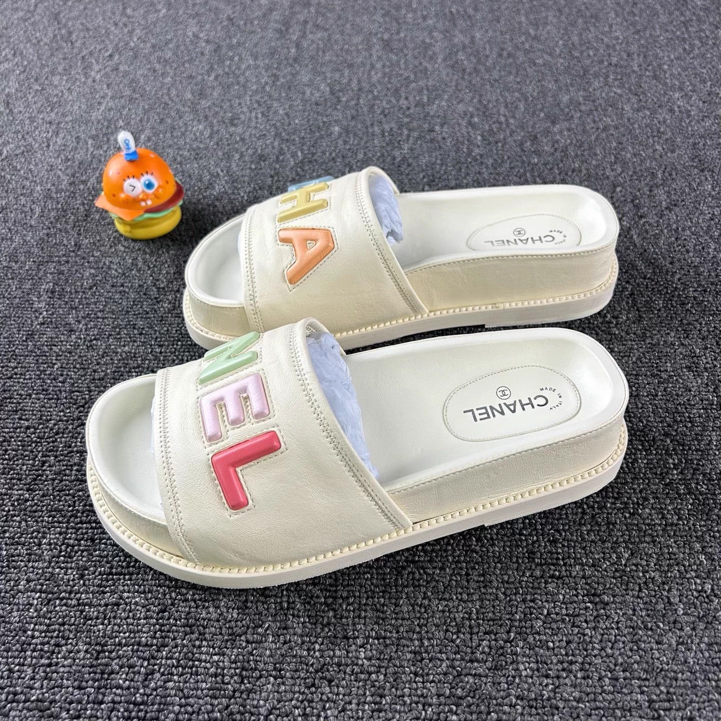 Chanel Chanel Women's White Slippers EUR 36 Size US 5 / IT 35 - 1 Thumbnail
