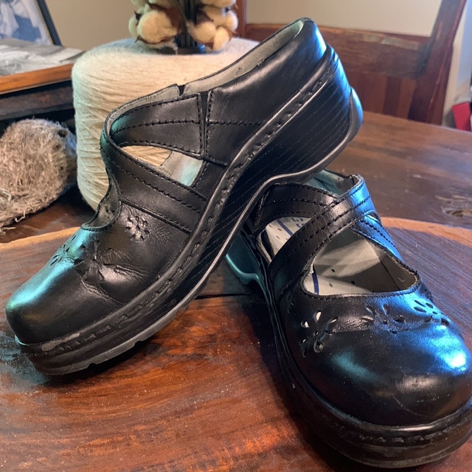 Vintage Klogs black clogs with flower cutouts Size US 8 / IT 38 - 3 Thumbnail