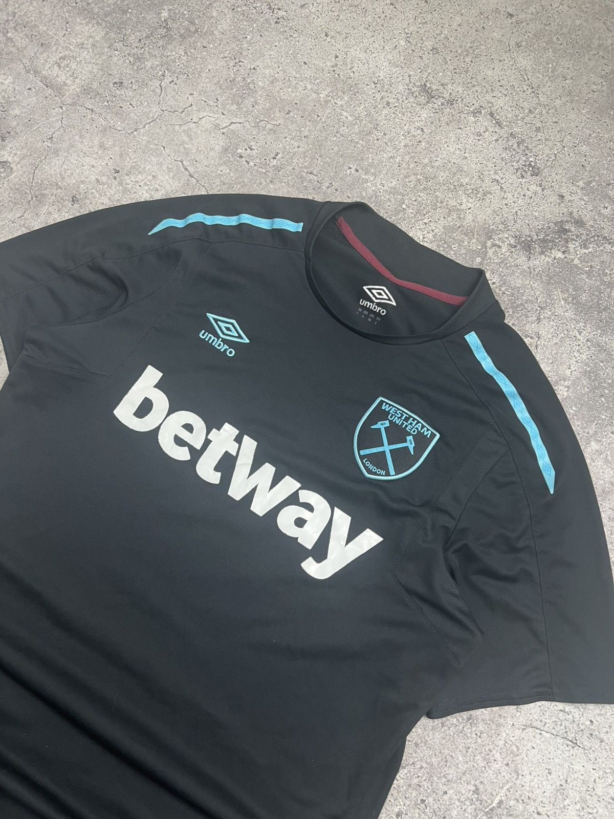 Umbro UMBRO FC WEST HAM UNITED SOCCER JERSEY FOOTBALL SHIRT Size US L / EU 52-54 / 3 - 3 Thumbnail