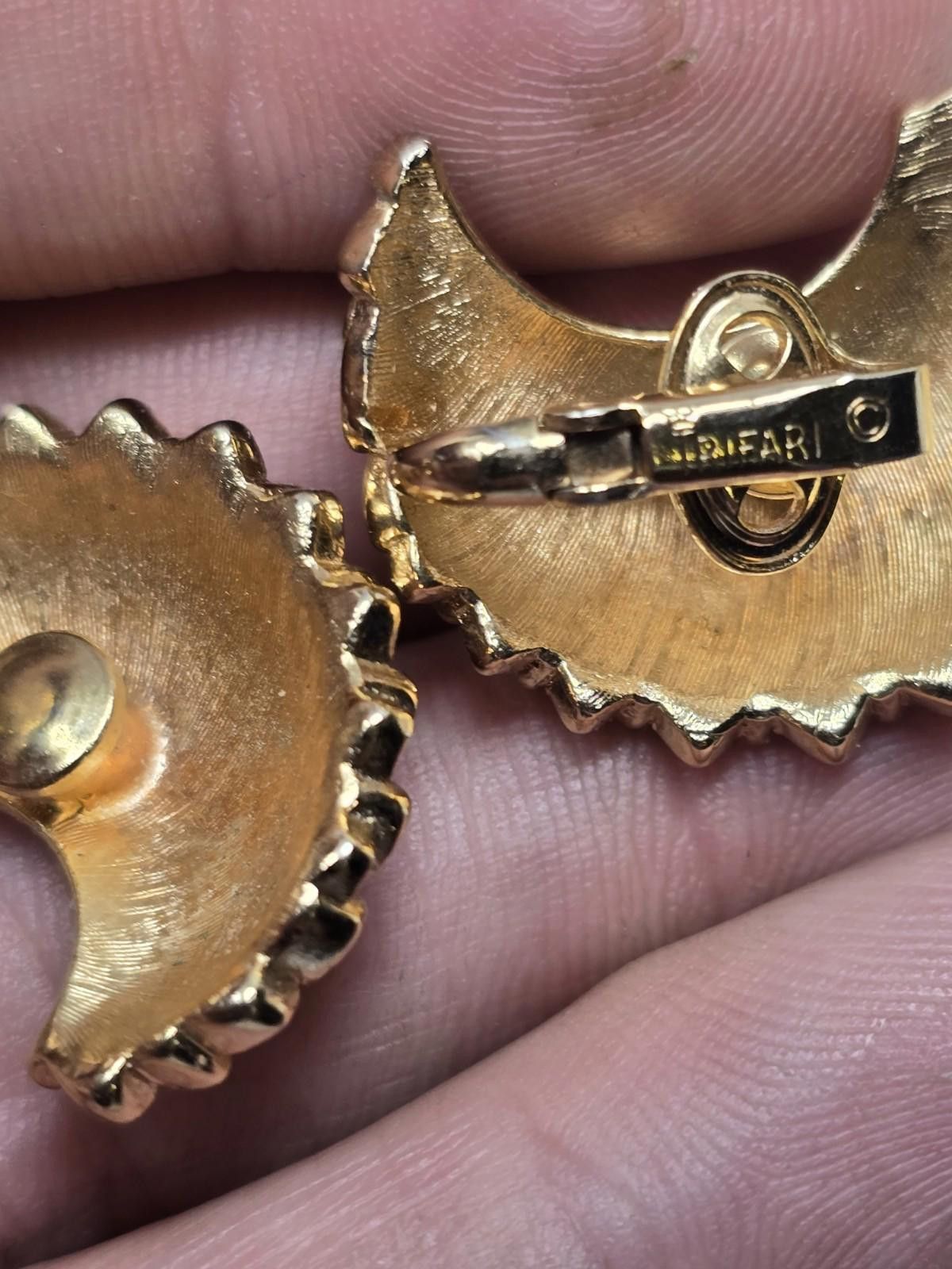 Other Vintage Beautiful Crown Trifari Gold Crescent Clip Earrings Size ONE SIZE - 3 Thumbnail